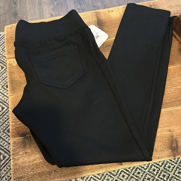 Maternity bundle.. 4 pieces. NWT black pants and NWT black crop, 2 tops, 1 NWT - Picture 4 of 14